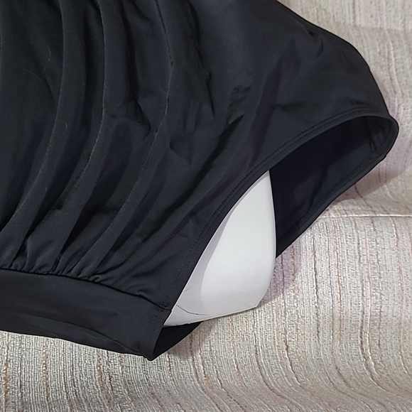 One piece, no brand black color - Picture 4 of 15